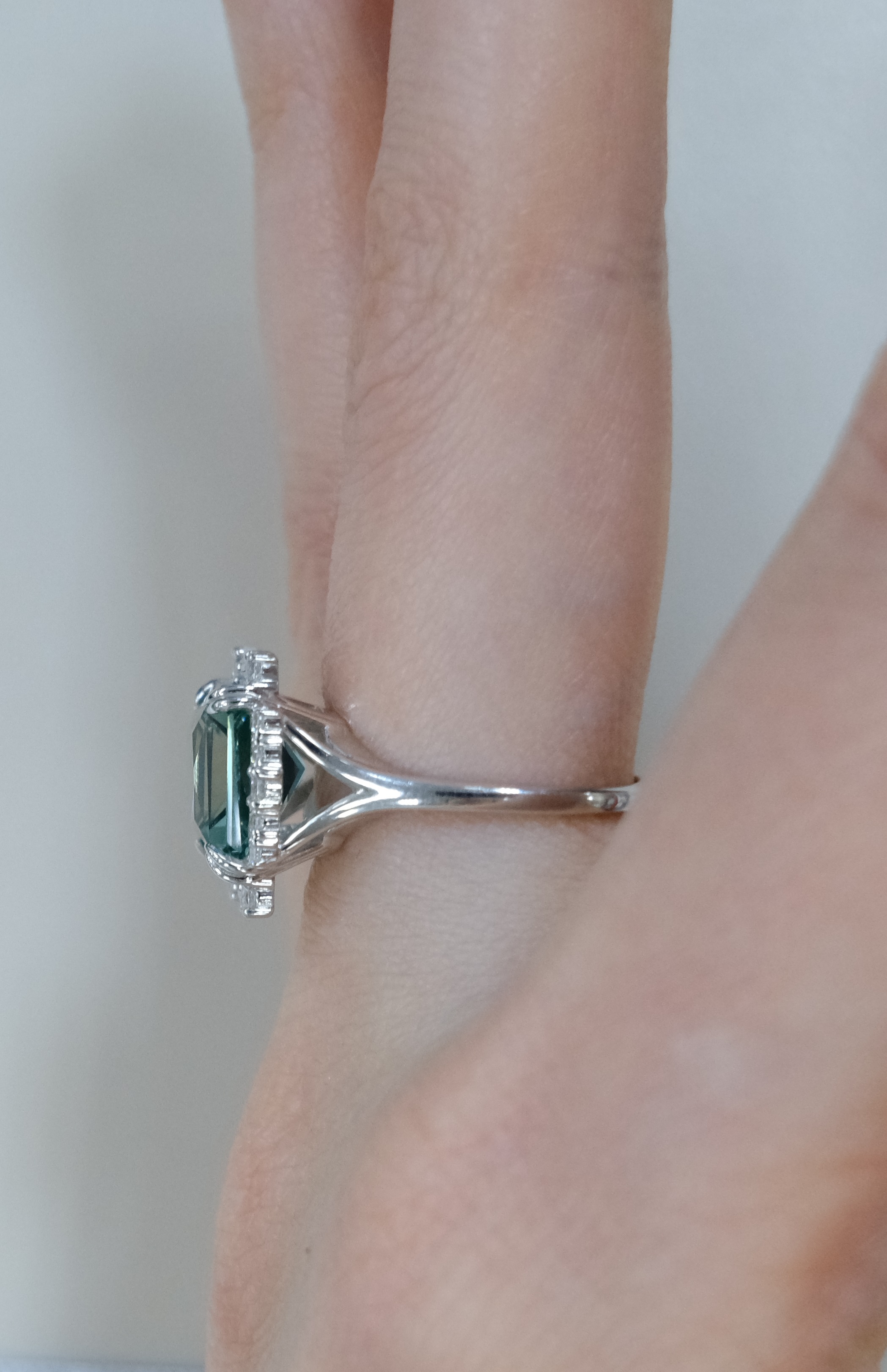 Серебряное кольцо с празиолитом